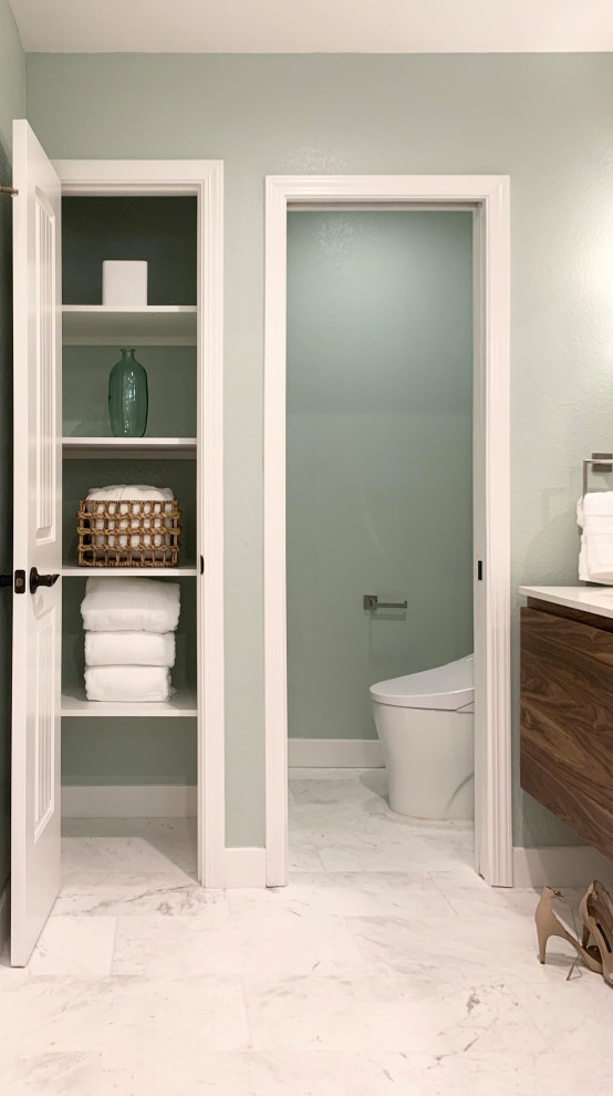Foto på ett mellanstort vintage vit en-suite badrum, med möbel-liknande, skåp i mellenmörkt trä, en dubbeldusch, en bidé, vit kakel, stenkakel, gröna väggar, klinkergolv i keramik, ett undermonterad handfat, bänkskiva i kvarts, vitt golv och dusch med gångjärnsdörr