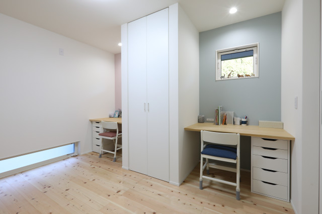 郊外に佇む借景とアウトドア空間のあるシンプル和モダンの家 minimalistisch-kinderzimmer