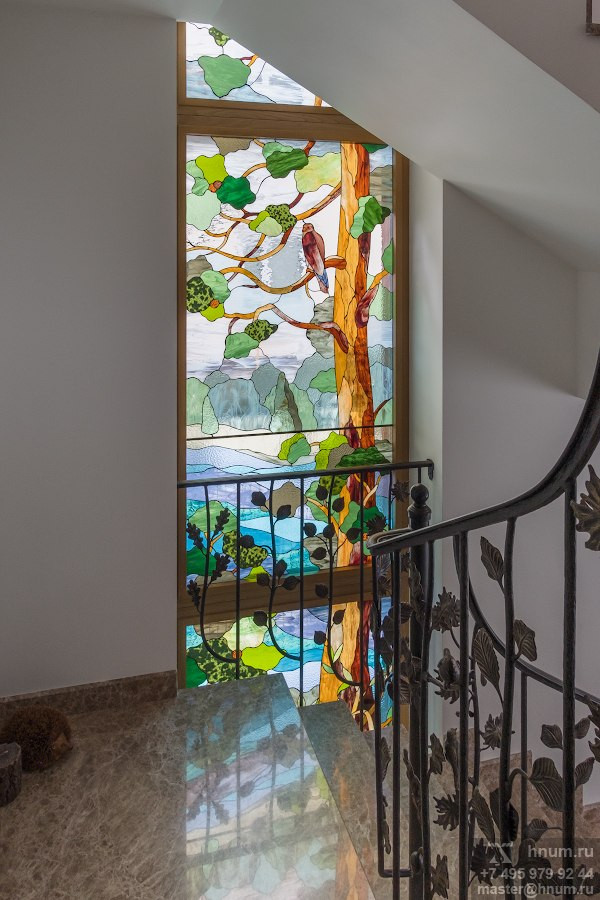 Фотосъёмка кованой лестницы и витражей в загородном доме