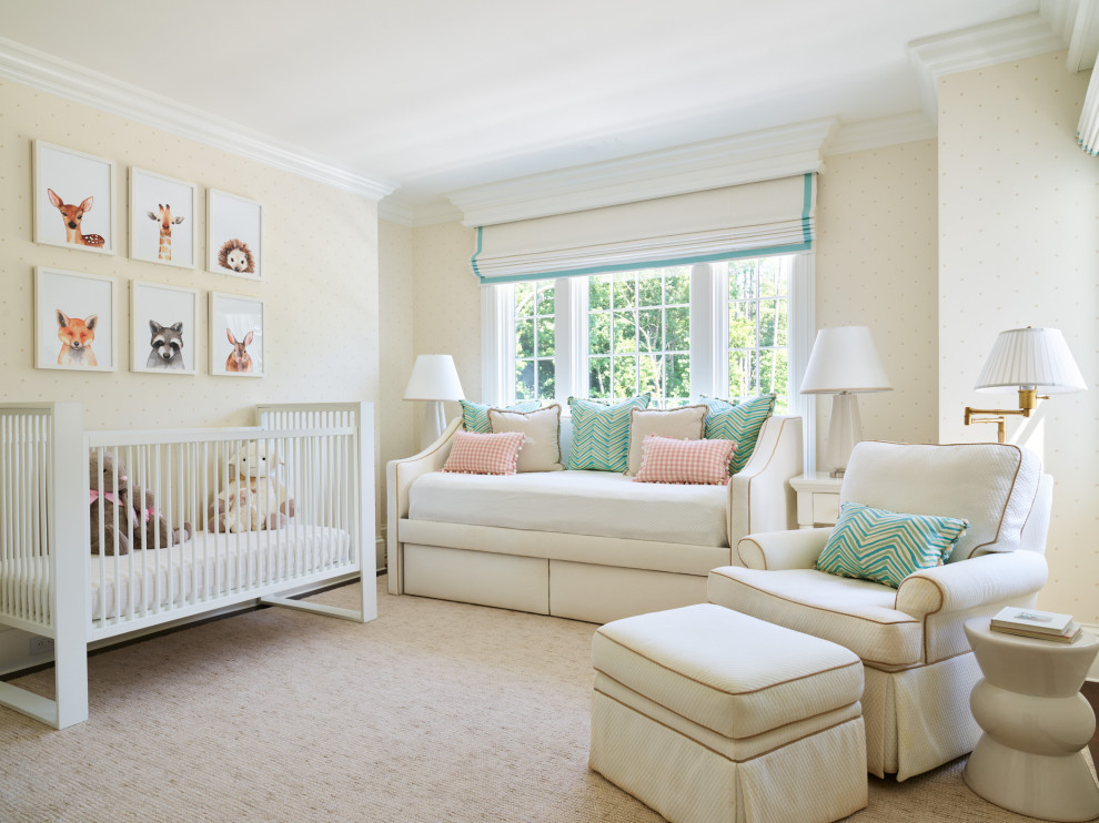 Imagen de habitación de bebé tradicional de tamaño medio con paredes beige, suelo de madera oscura, suelo marrón y papel pintado