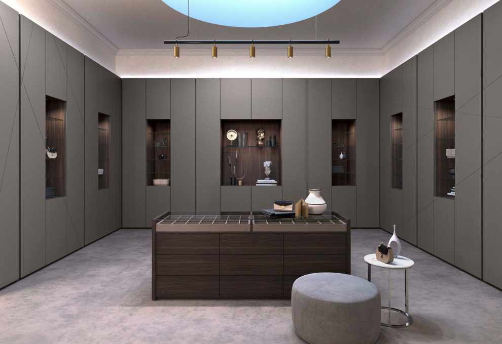Aménagement d'un grand dressing room moderne avec un placard à porte plane et des portes de placard grises.