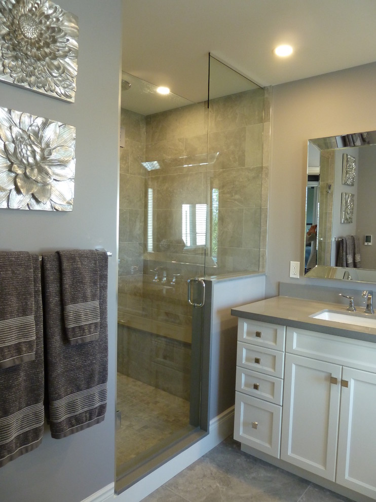 Example of a transitional bathroom design in Toronto
