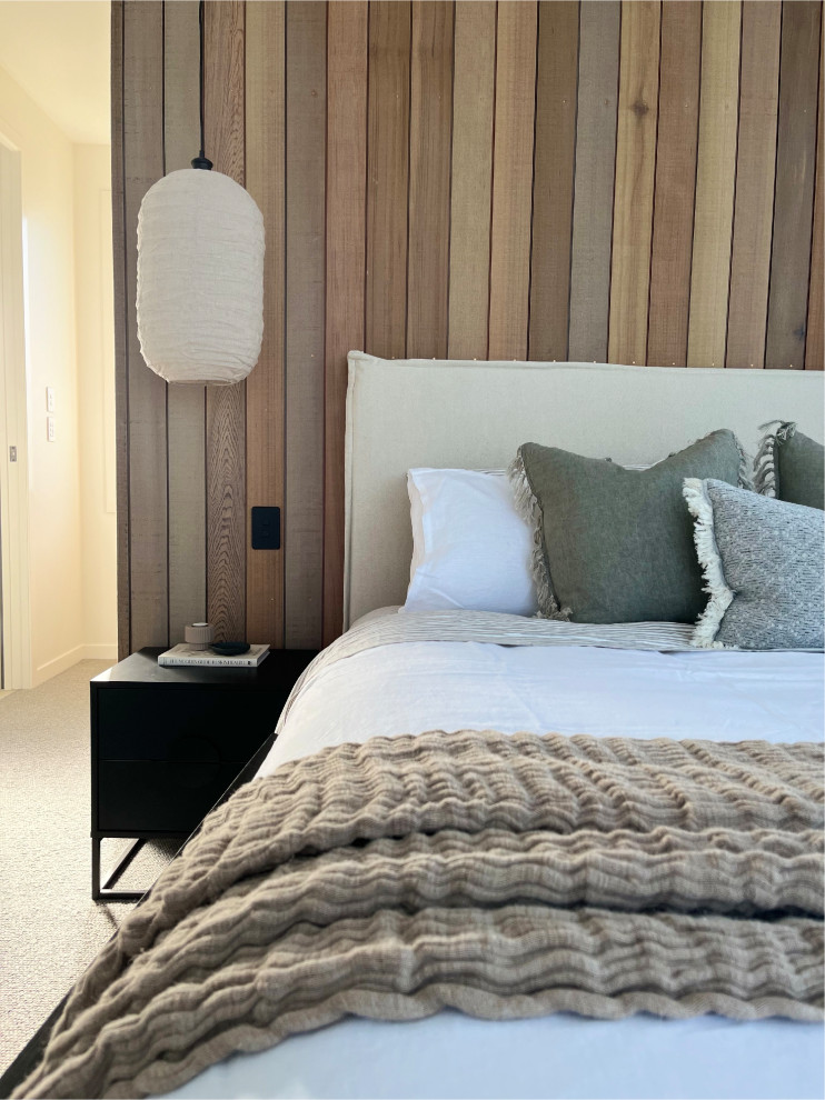 Источник вдохновения для домашнего уюта: большая хозяйская спальня в современном стиле с белыми стенами, ковровым покрытием и серым полом
