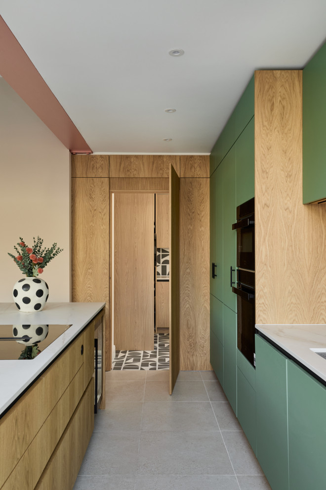 Immagine di una cucina design di medie dimensioni con ante lisce, ante verdi, top in quarzo composito e top bianco