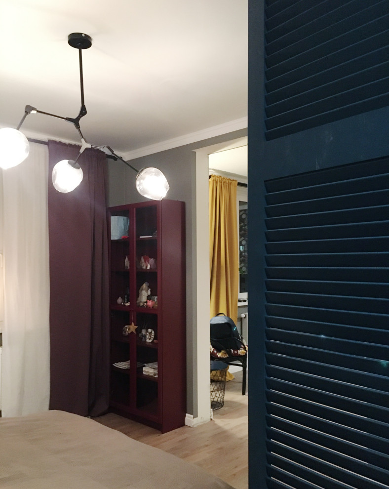 Синие двери для гардеробной и санузла