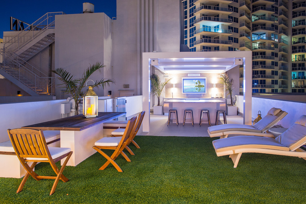 Example of a minimalist patio design in Miami