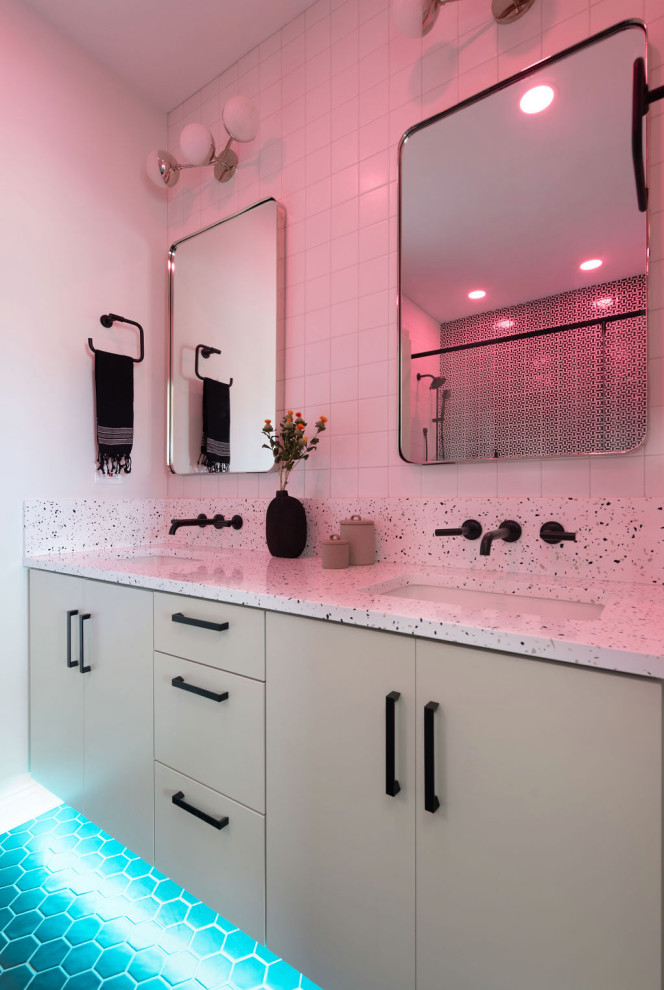 シカゴにある高級な中くらいなコンテンポラリースタイルのおしゃれなバスルーム (浴槽なし) (フラットパネル扉のキャビネット、ベージュのキャビネット、アルコーブ型シャワー、白い壁、モザイクタイル、オーバーカウンターシンク、珪岩の洗面台、黒い床、開き戸のシャワー、マルチカラーの洗面カウンター、洗面台2つ、造り付け洗面台) の写真