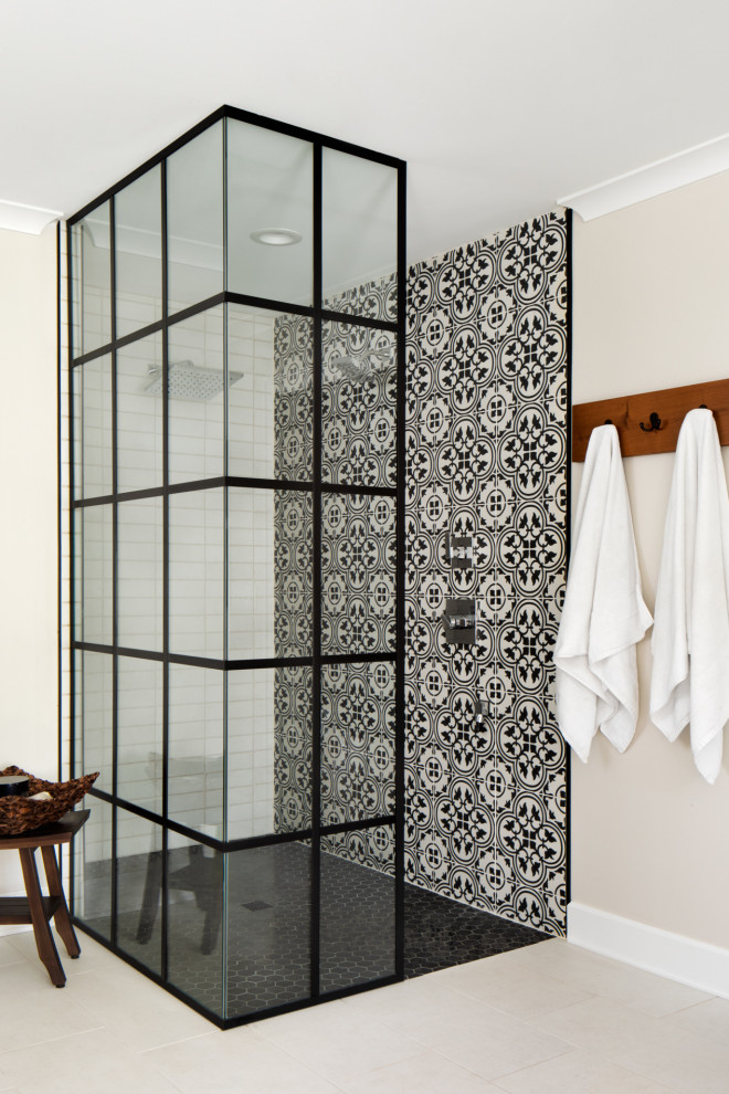 Idéer för ett klassiskt badrum, med beige väggar, klinkergolv i keramik och beiget golv