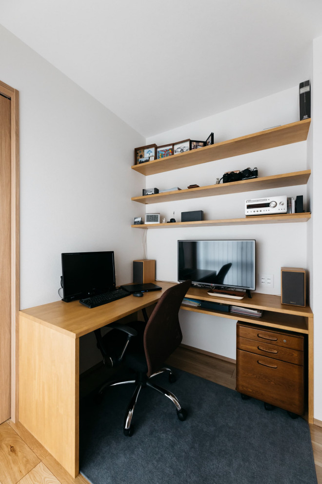 Свежая идея для дизайна: кабинет в скандинавском стиле - отличное фото интерьера