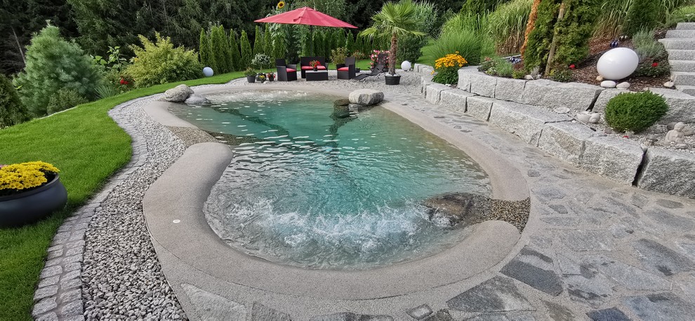 Mittelgroßer Moderner Whirlpool neben dem Haus in individueller Form mit Natursteinplatten in München