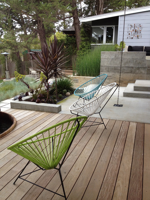 Modern rear yard modern-deck