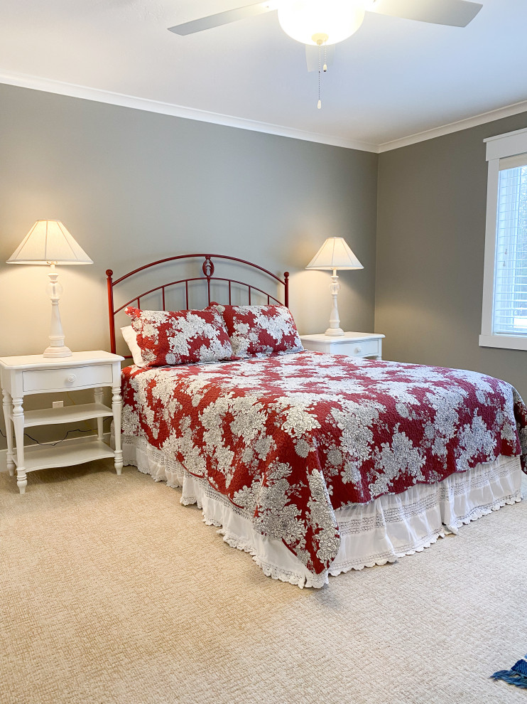 Shabby-Look Gästezimmer mit beiger Wandfarbe, Teppichboden und beigem Boden in Sonstige