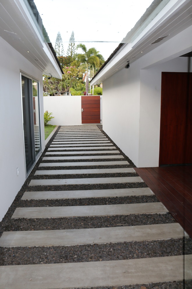 Photo of a contemporary entryway in Hawaii.