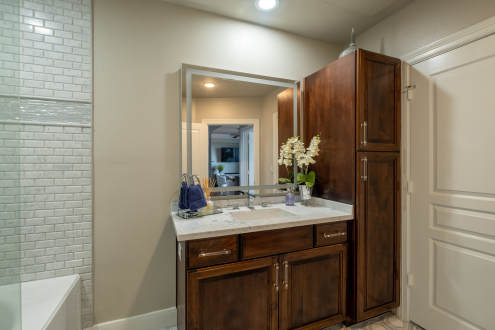 Mittelgroßes Modernes Badezimmer En Suite mit Einbaubadewanne, Schieferfliesen und eingebautem Waschtisch in Houston
