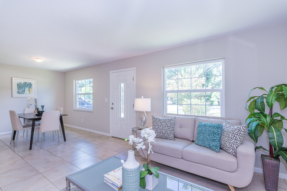 Example of a transitional home design design in Orlando