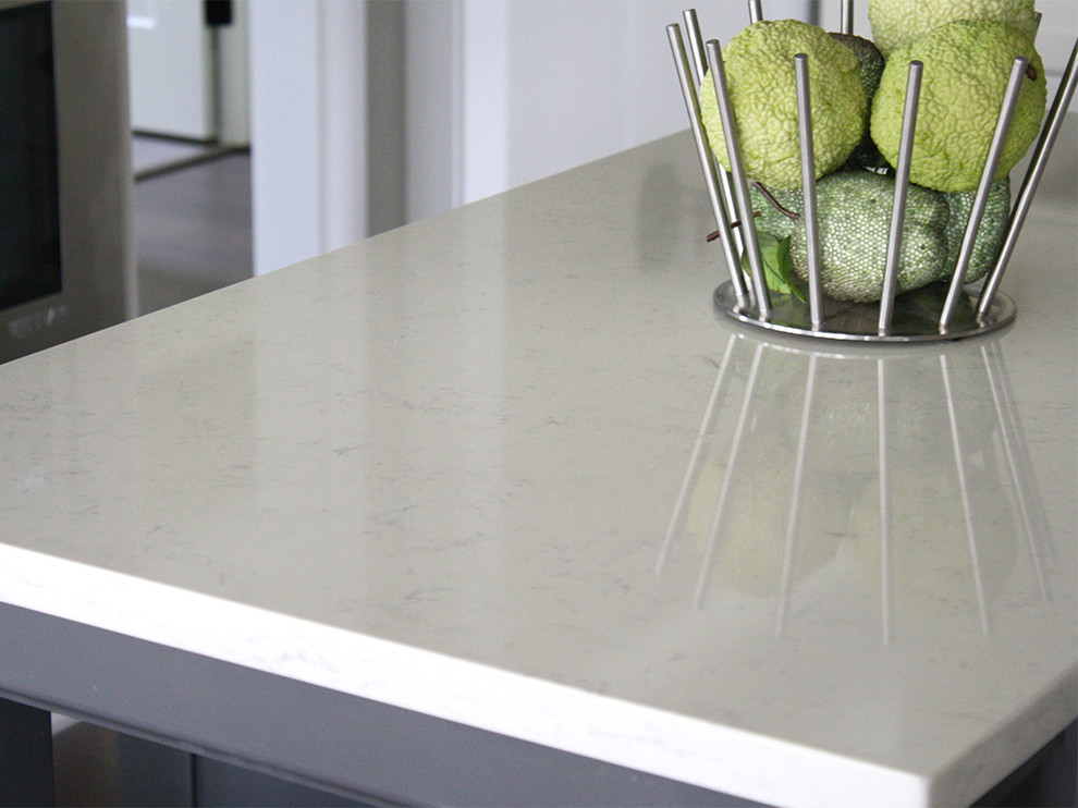 Example of a transitional u-shaped medium tone wood floor open concept kitchen design in Richmond with a farmhouse sink, shaker cabinets, white cabinets, quartz countertops, gray backsplash, stainless steel appliances and a peninsula