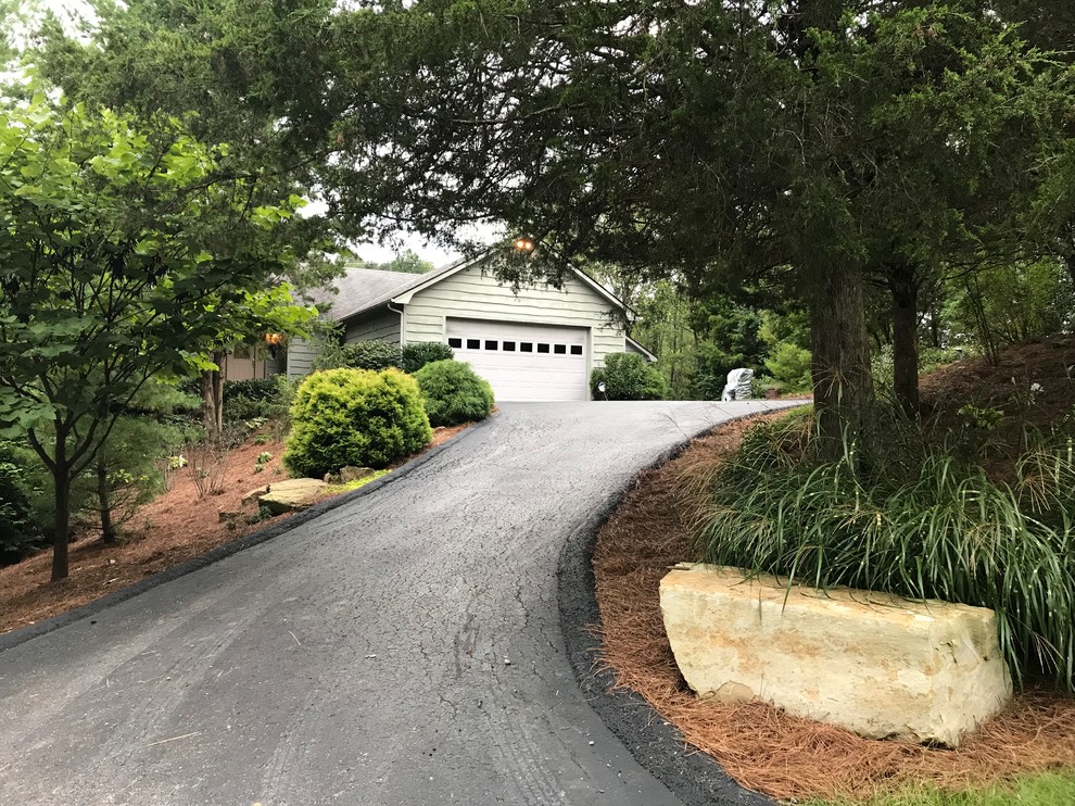 Design ideas for a large rustic shade front yard driveway.