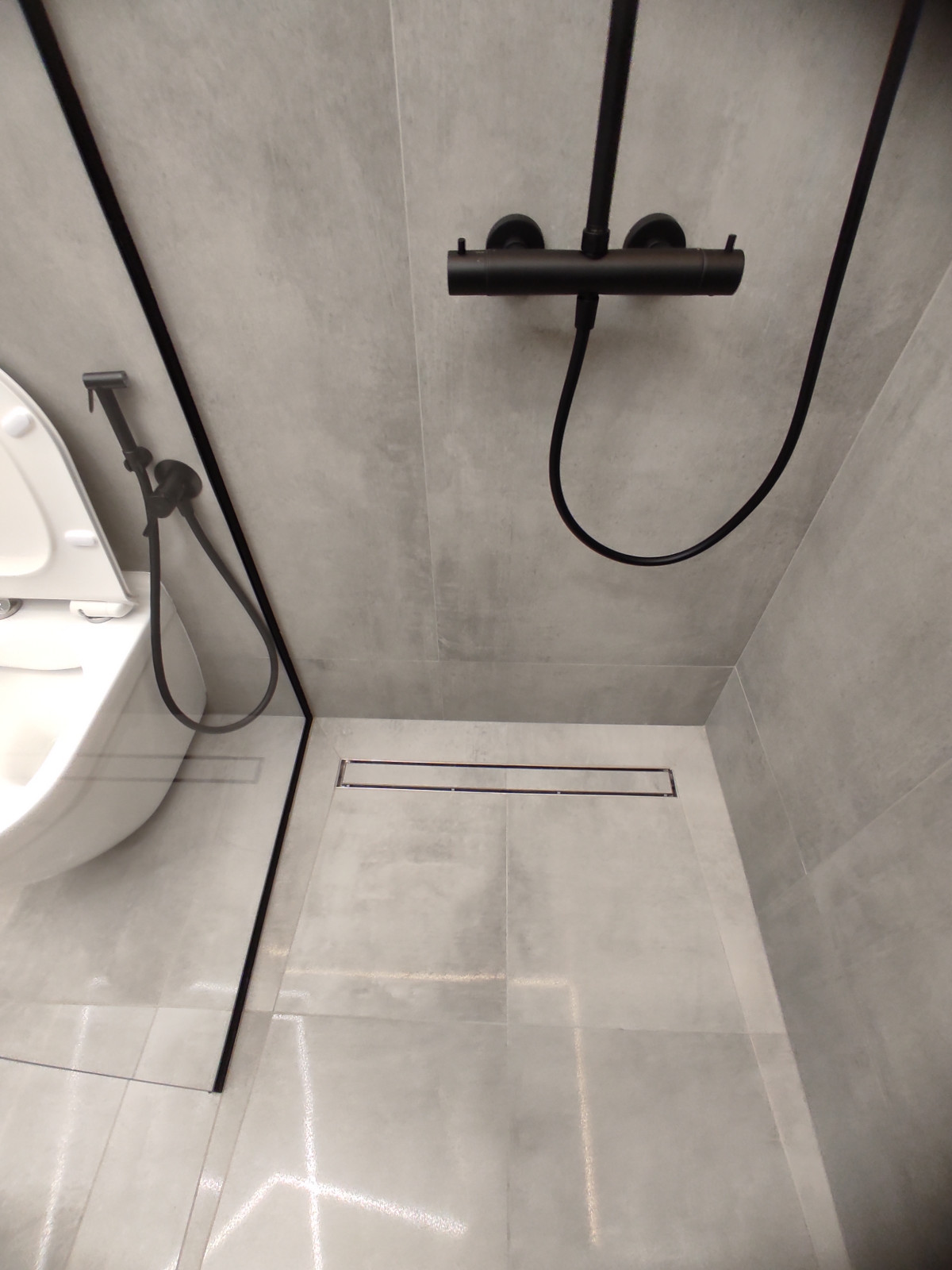 Бетон и металл в ванной комнате