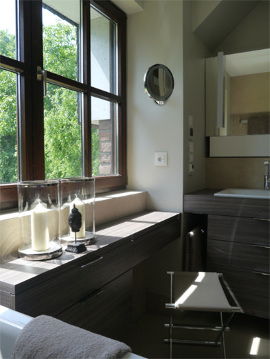 Bad Familie B - Schminktisch mit Ausblick aus dem Fenster