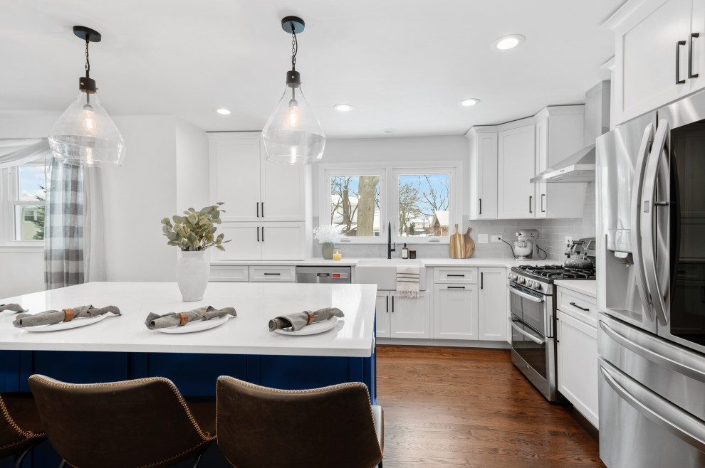 Example of a transitional kitchen design in Chicago