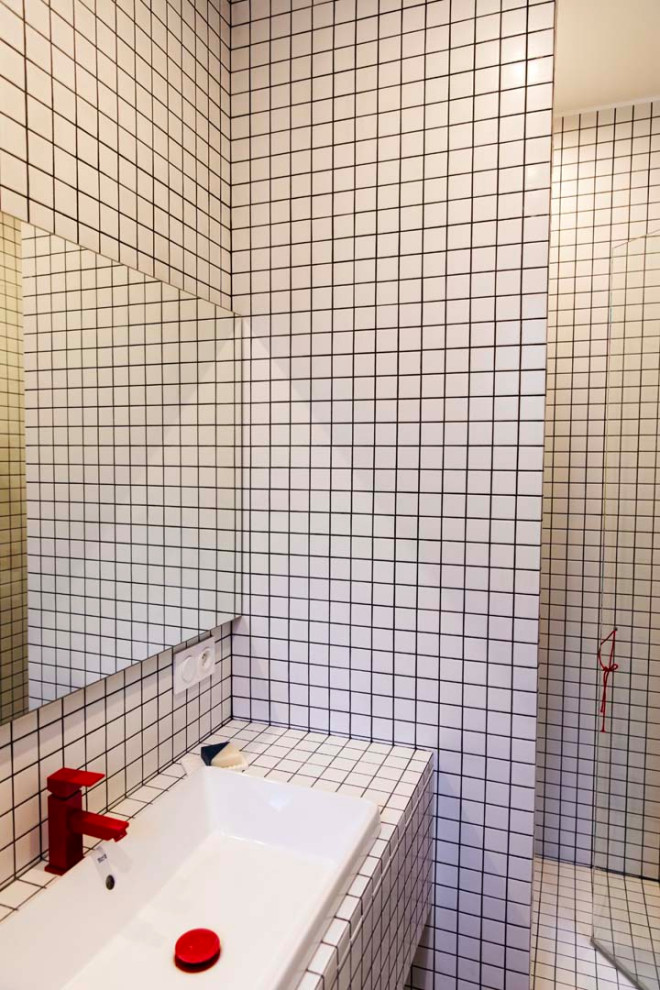 Источник вдохновения для домашнего уюта: ванная комната среднего размера в стиле модернизм с душем без бортиков, бежевыми стенами, бетонным полом и столешницей из бетона