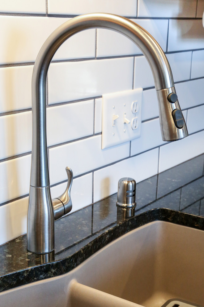 Kitchen - transitional kitchen idea in Minneapolis
