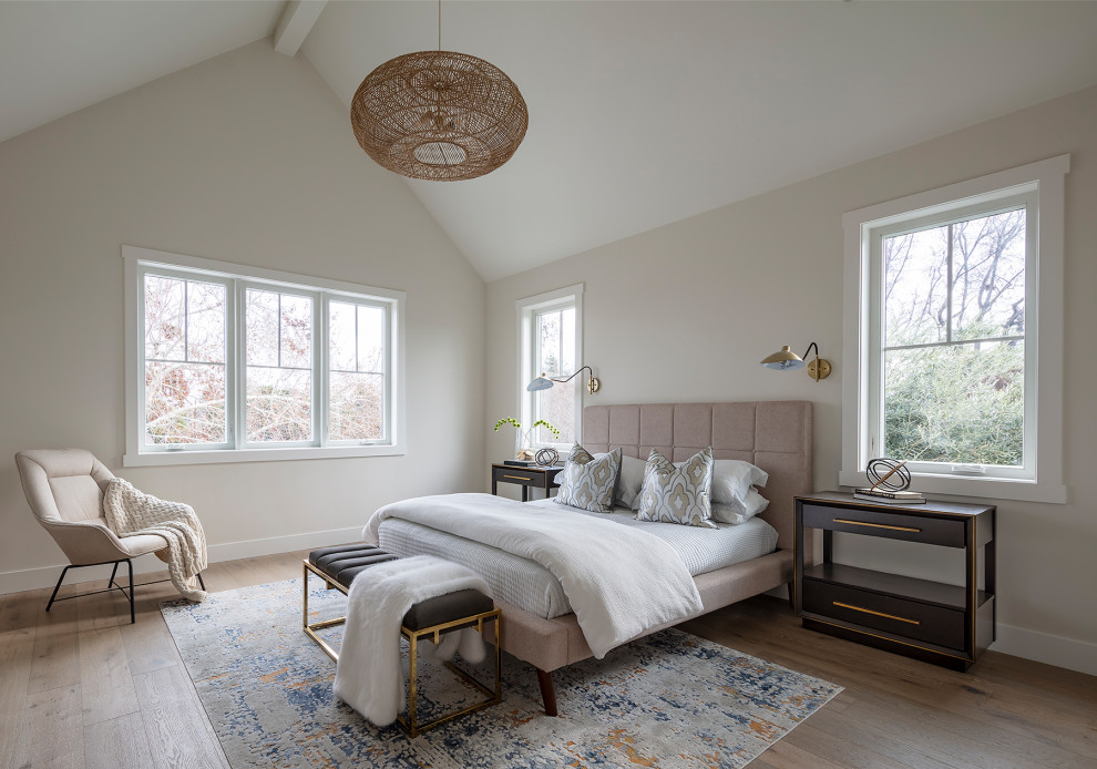 Diseño de dormitorio principal y abovedado de estilo de casa de campo grande con paredes blancas, suelo de madera en tonos medios y suelo gris