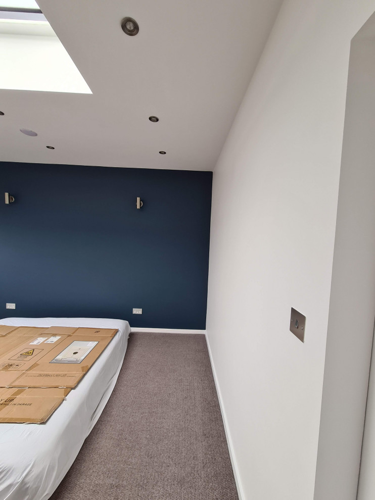 Mittelgroßes Modernes Hauptschlafzimmer mit weißer Wandfarbe, Teppichboden, beigem Boden und eingelassener Decke in London