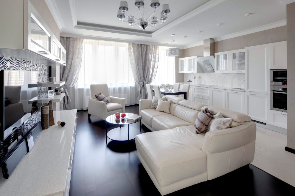 Foto di un soggiorno tradizionale di medie dimensioni con pareti beige, parquet scuro, parete attrezzata, libreria, pavimento nero, soffitto ribassato e pannellatura