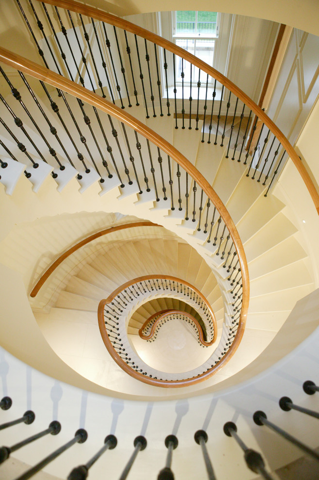 Cette image montre un très grand escalier courbe design en béton avec des contremarches en béton.