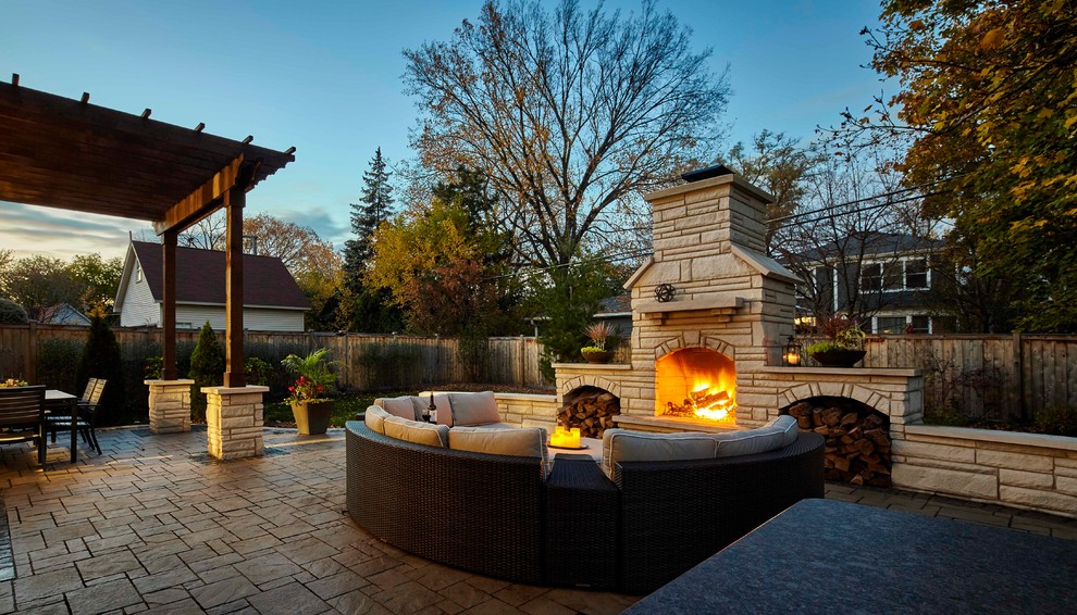 Example of a transitional patio design in Chicago