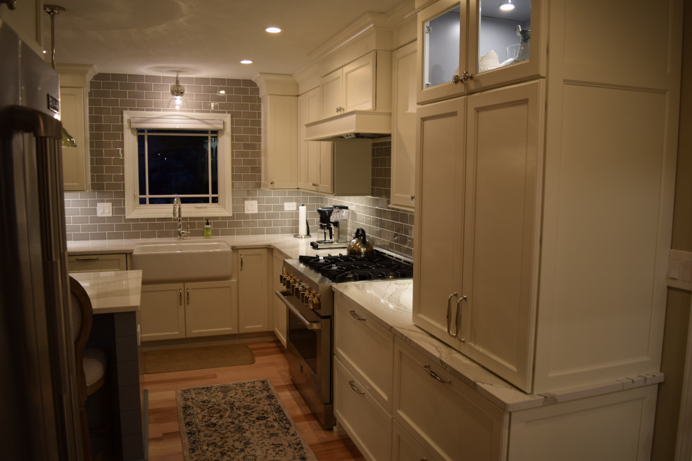 Kitchen - transitional kitchen idea in Chicago
