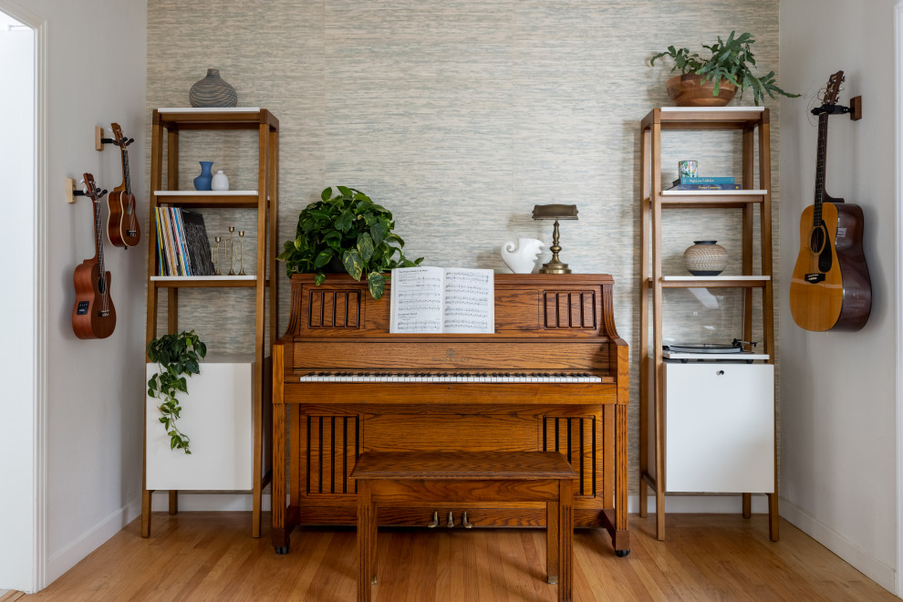 Kleines, Offenes Klassisches Musikzimmer mit beiger Wandfarbe, braunem Holzboden, braunem Boden und Tapetenwänden in Sacramento