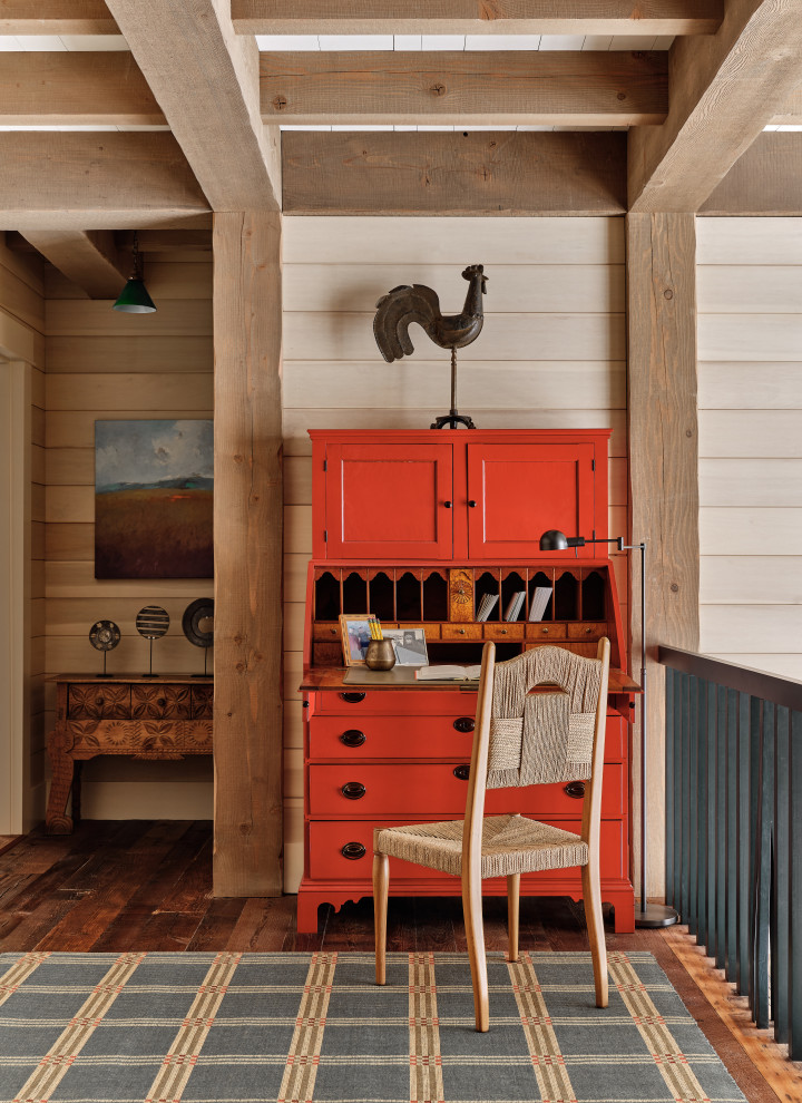 Пример оригинального дизайна: кабинет в стиле кантри с бежевыми стенами, темным паркетным полом, отдельно стоящим рабочим столом, коричневым полом, балками на потолке и деревянными стенами