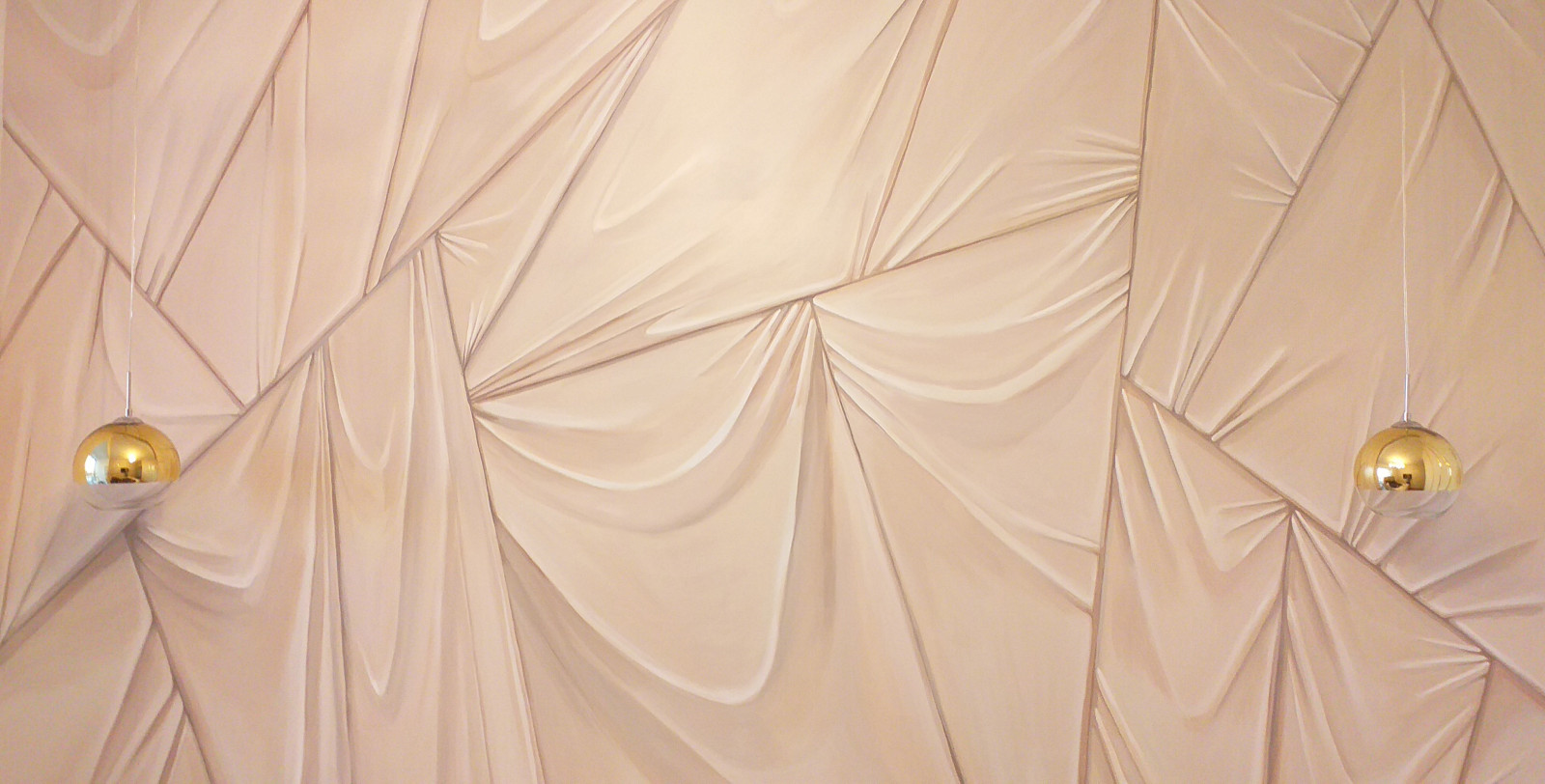 Роспись стены в изголовье кровати в спальне