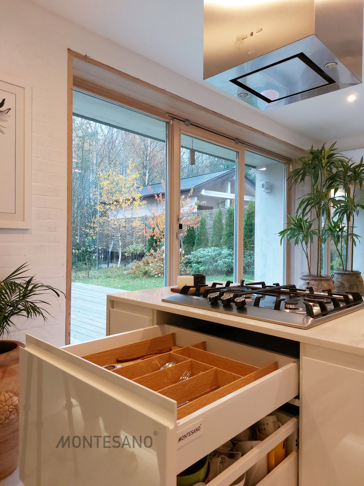 Кухня с островом в загородный дом