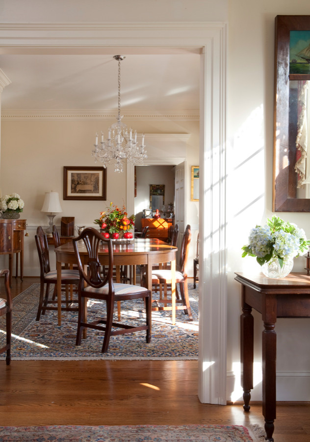 Immagine di una sala da pranzo aperta verso il soggiorno design di medie dimensioni con pavimento in legno massello medio e nessun camino