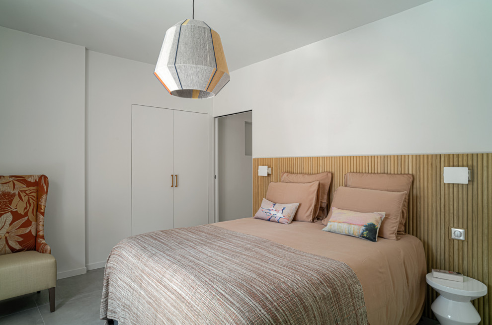Foto de habitación de invitados marinera de tamaño medio sin chimenea con paredes blancas, suelo de baldosas de cerámica y suelo gris