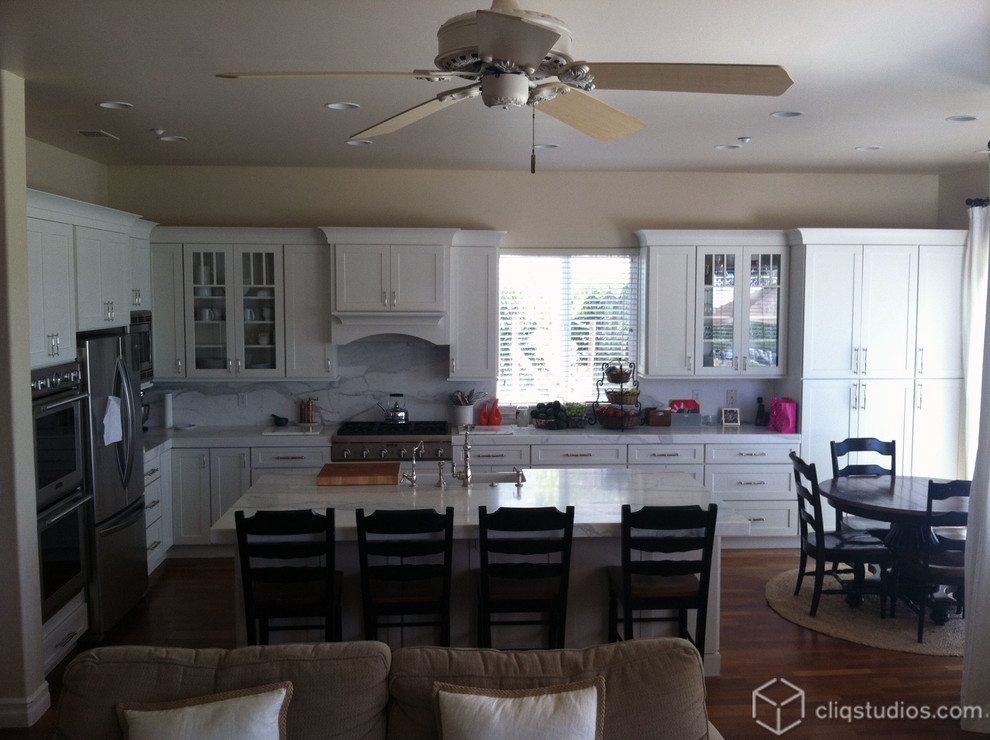 Kitchen - transitional kitchen idea in Chicago