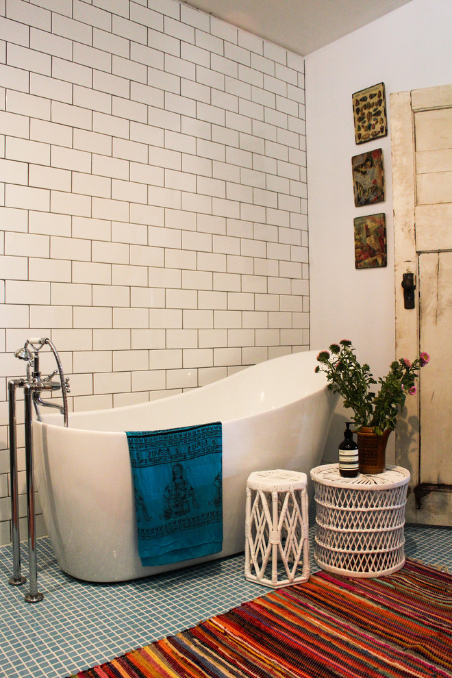 Diseño de cuarto de baño bohemio con baldosas y/o azulejos blancos, baldosas y/o azulejos de cemento y suelo de baldosas de cerámica