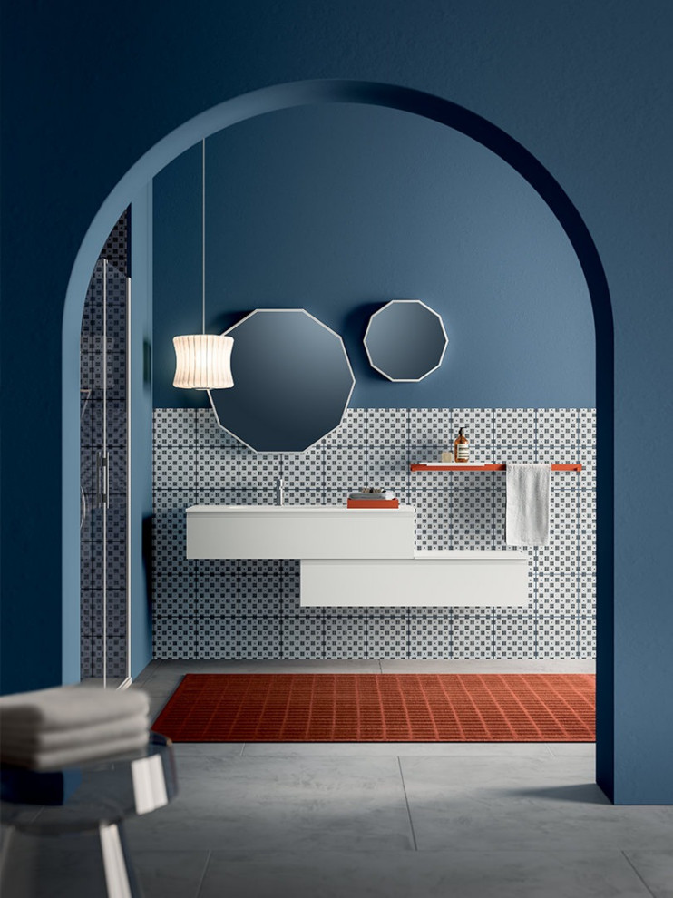 Пример оригинального дизайна: огромная главная ванная комната в стиле фьюжн с плоскими фасадами, белыми фасадами, душем в нише, синей плиткой, керамической плиткой, синими стенами, полом из керамогранита, настольной раковиной, столешницей из искусственного камня, серым полом, душем с распашными дверями, белой столешницей, тумбой под одну раковину и подвесной тумбой