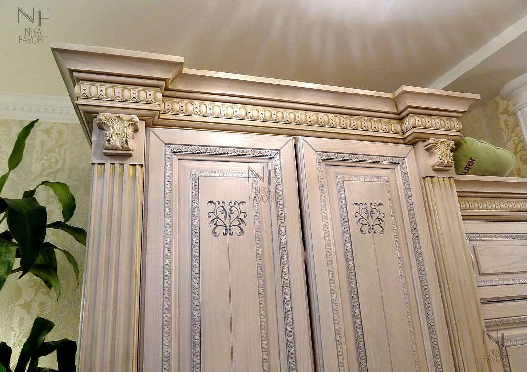 CLASSIC WOODEN HALLWAY FURNITURE WITH DECORS