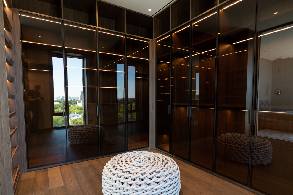 Гардеробная комната с распашными стеклянными RPE фасадами