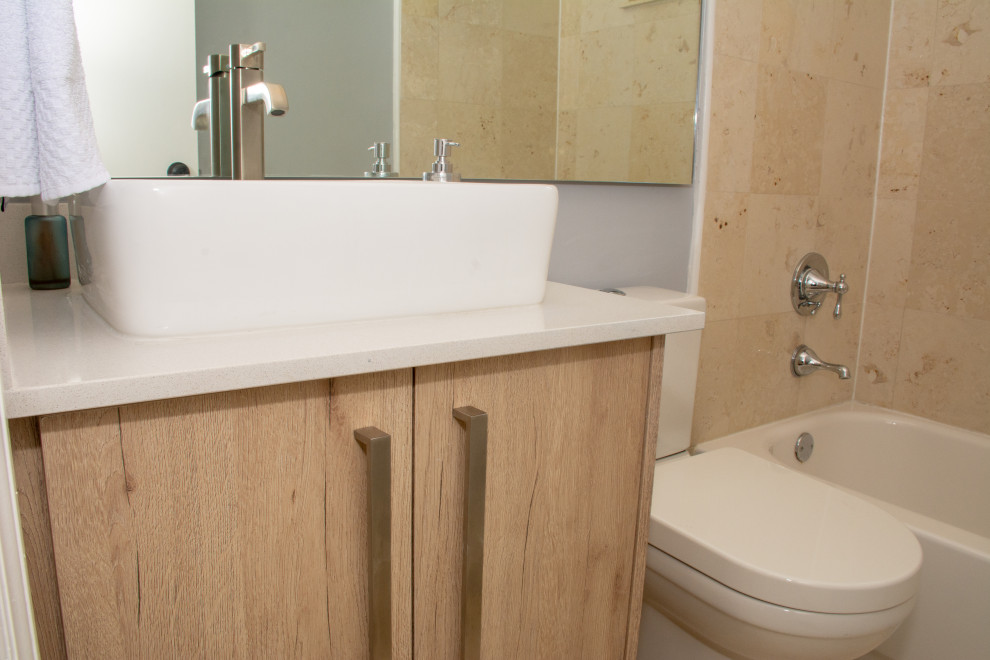 Transitional home design photo in Miami