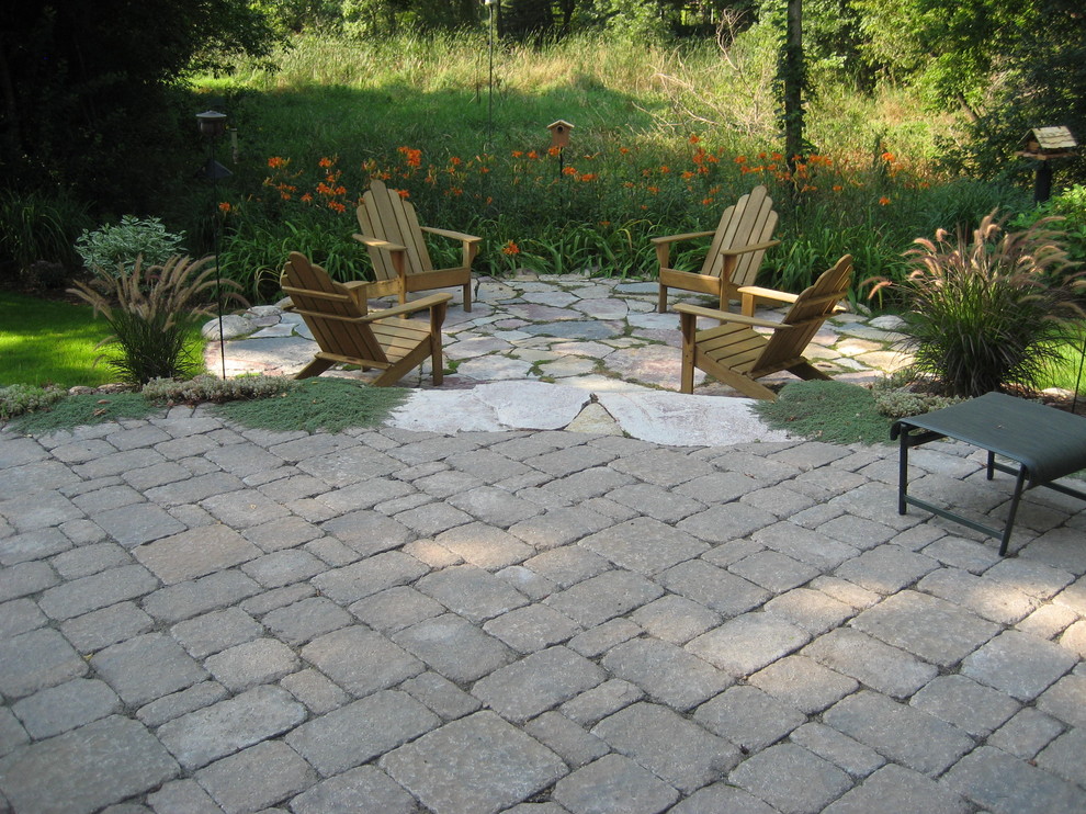 Inspiration for a traditional backyard garden in Minneapolis.