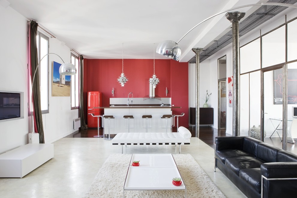 Design ideas for a mid-sized industrial open concept family room in Paris with dark hardwood floors and red walls.