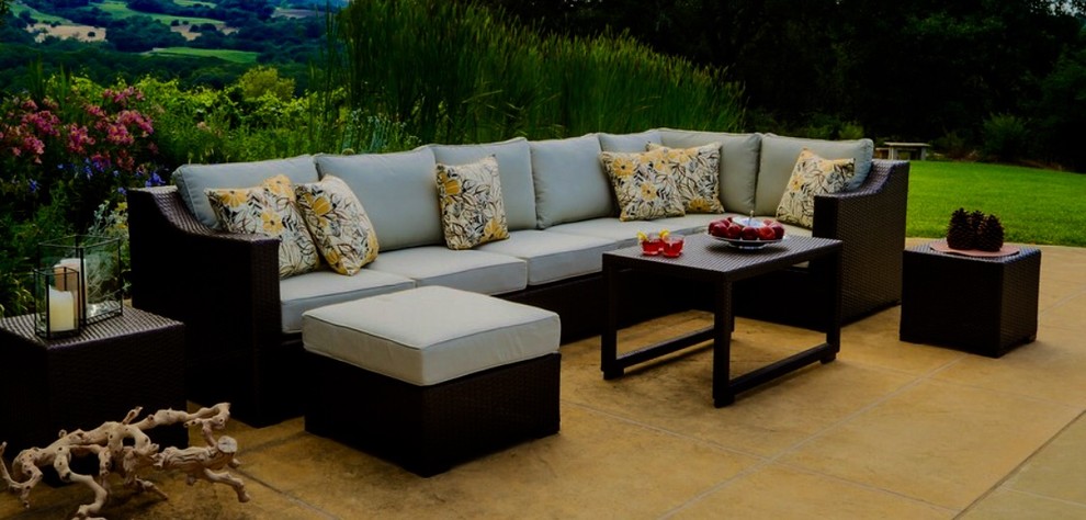 Example of a transitional home design design in Chicago