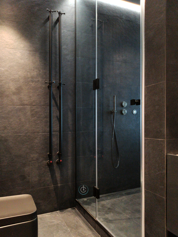 Санузел с премиум остеклением душевых во всю высоту