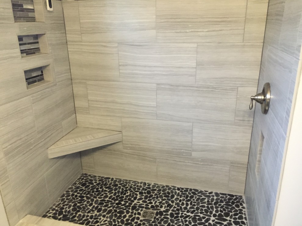 Ejemplo de cuarto de baño principal tradicional renovado de tamaño medio con baldosas y/o azulejos grises, baldosas y/o azulejos de cerámica y suelo de baldosas de cerámica