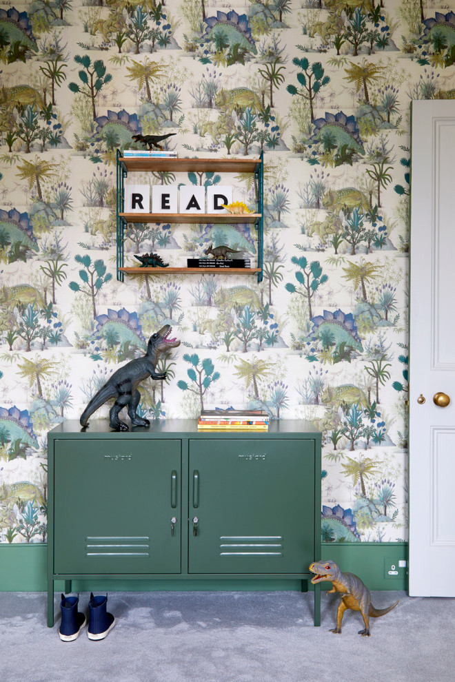 Cette image montre une chambre d'enfant de 4 à 10 ans design de taille moyenne avec un mur vert, moquette, un sol gris et du papier peint.